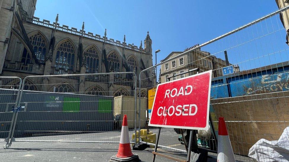 A road closed sign in front of Bath Abbey