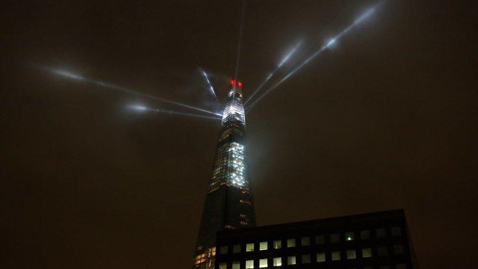 Pan greodd Gwilym sioe oleuadau o adeilad The Shard yn Llundain