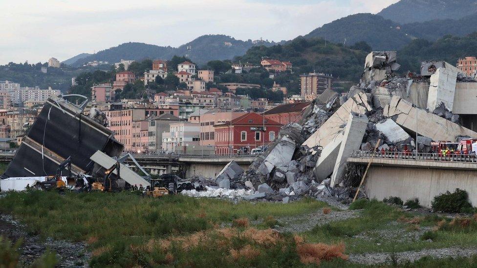 Pont Morandi yn Genoa