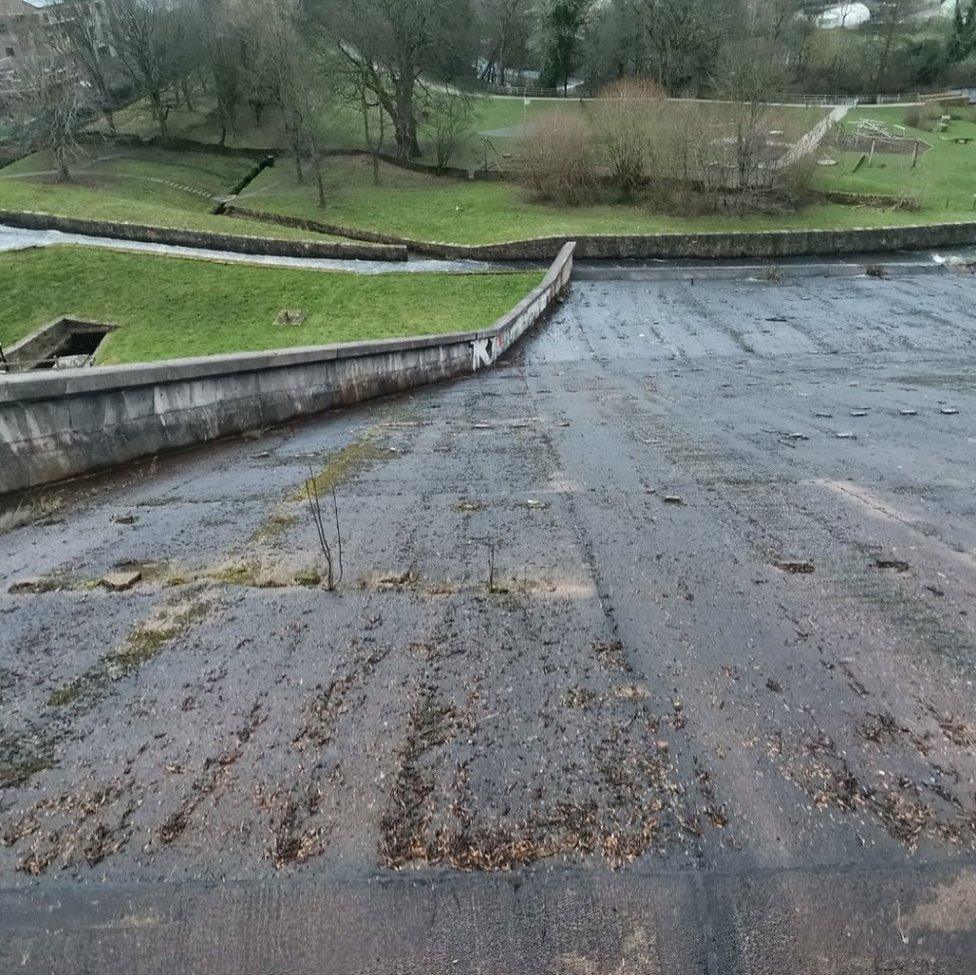 Photo of the auxiliary spillway before it collapsed