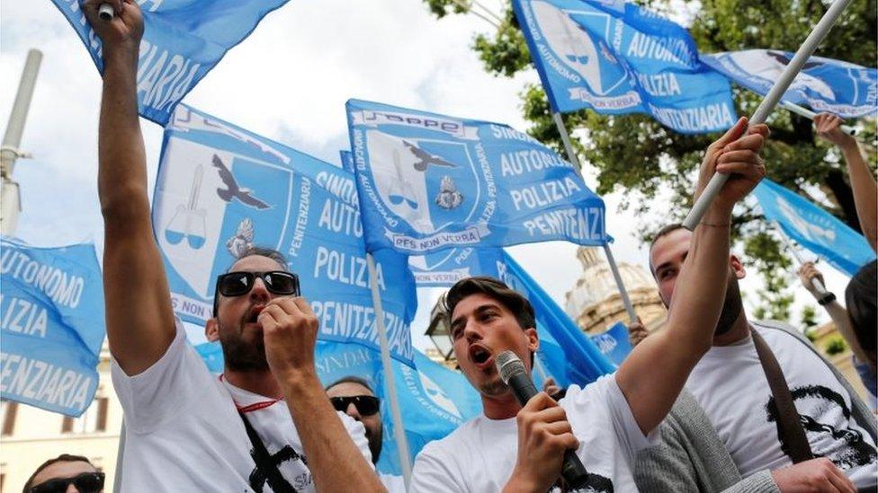 Protesters outside Italy's justice ministry. Photo: 23 May 2016