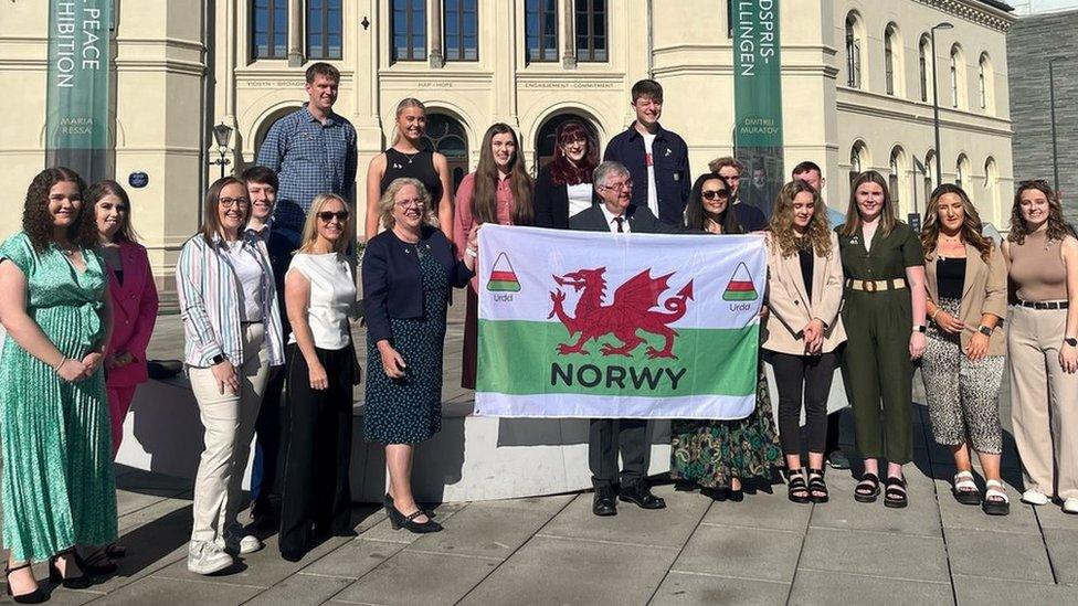 Myfyrwyr Aberystwyth, Sian Lewis a Mark Drakeford tu allan i Ganolfan Nobel yn Oslo. Norwy