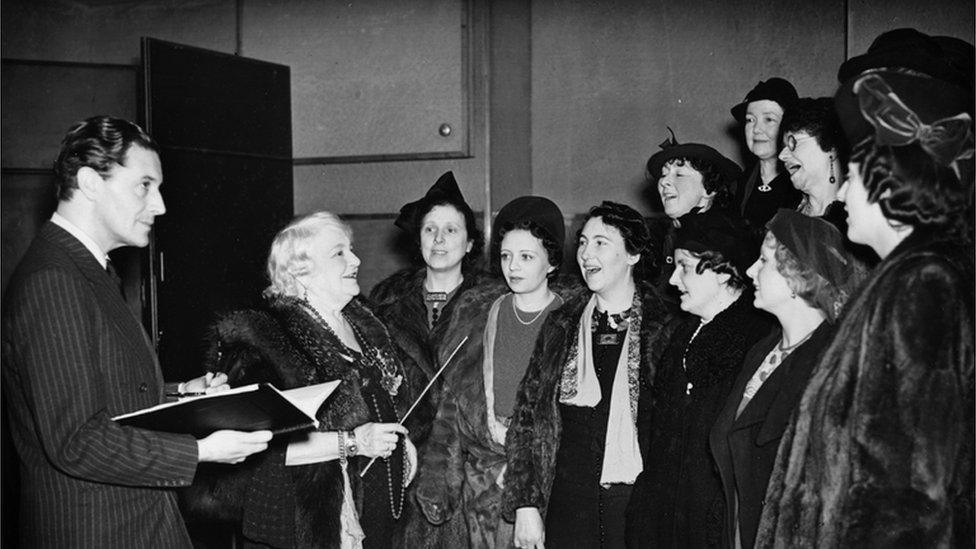 Ivor Novello, Clara Novello Davies a chôr y Welsh Ladies roedd Clara yn ei arwain