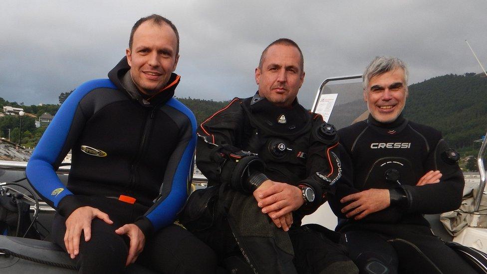 Divers Eduardo Losada, de Mergullo Viveiro and Yago Abilleira