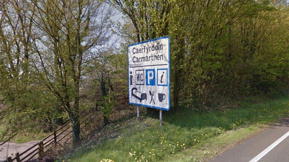 Roedd yr arwydd yng Nghaerfyrddin