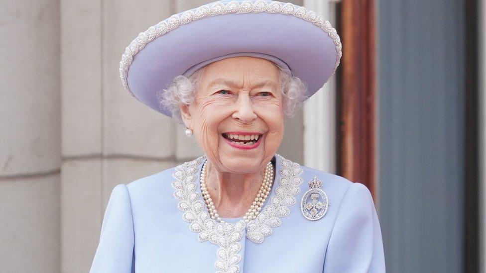 queen elizabeth smiling on the balcony at buckingham palace