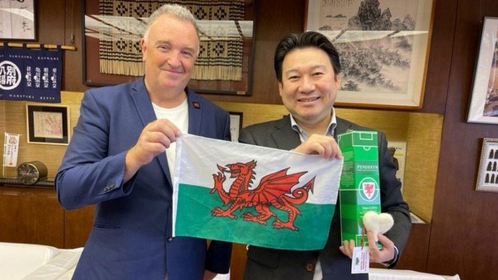 Jim Jones gyda maer dinas Beppu yn Japan