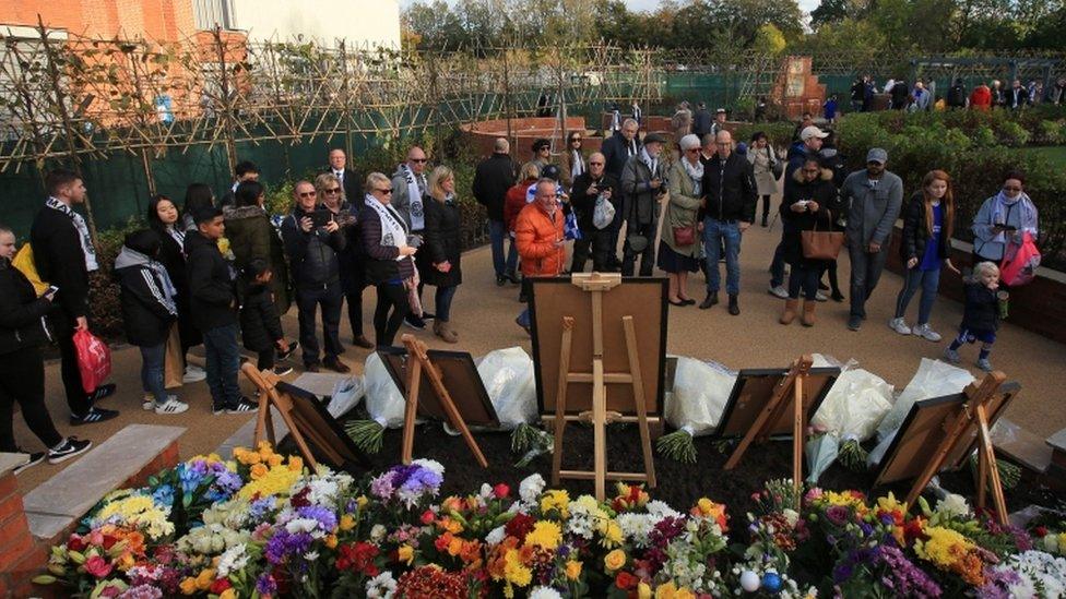 Crowds in front of photos