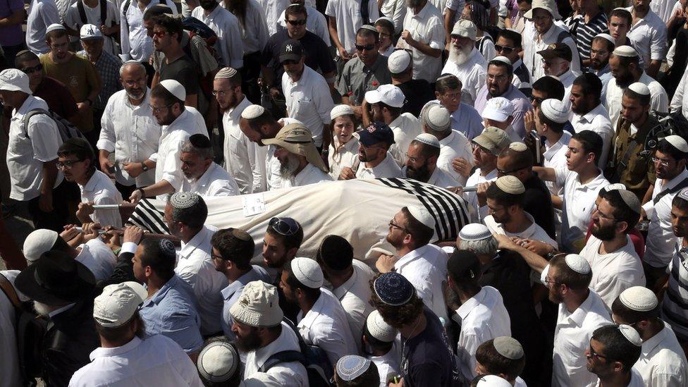 Friends and relatives carry the body of 41-year-old Israeli Nechamia Lavi, who was killed when he rushed to help victims of a knife attack carried out by a Palestinian man (4 October 2015)