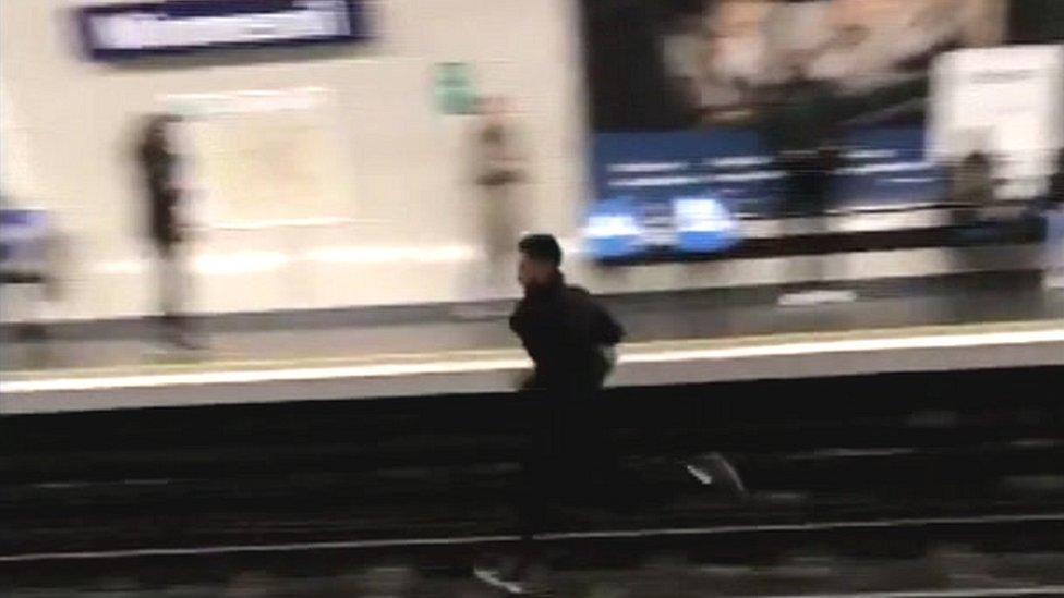 Man flees on tracks on metro