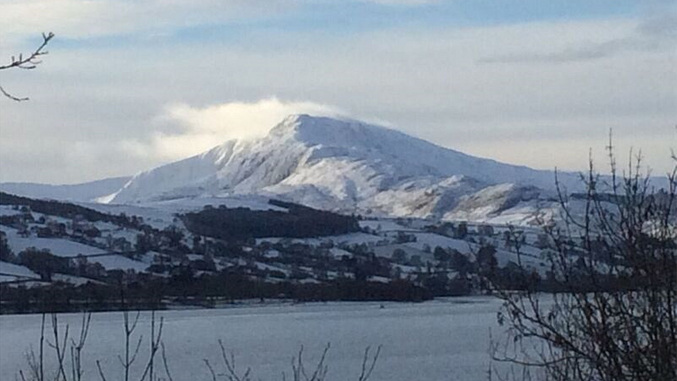 Llyn Tegid a'r Aran yn wyn dan eira