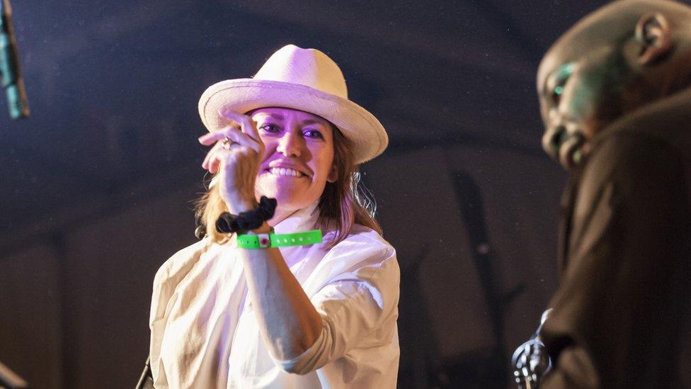 Perfformio o amgylch y piano 'oedd Cerys Matthews fel plentyn