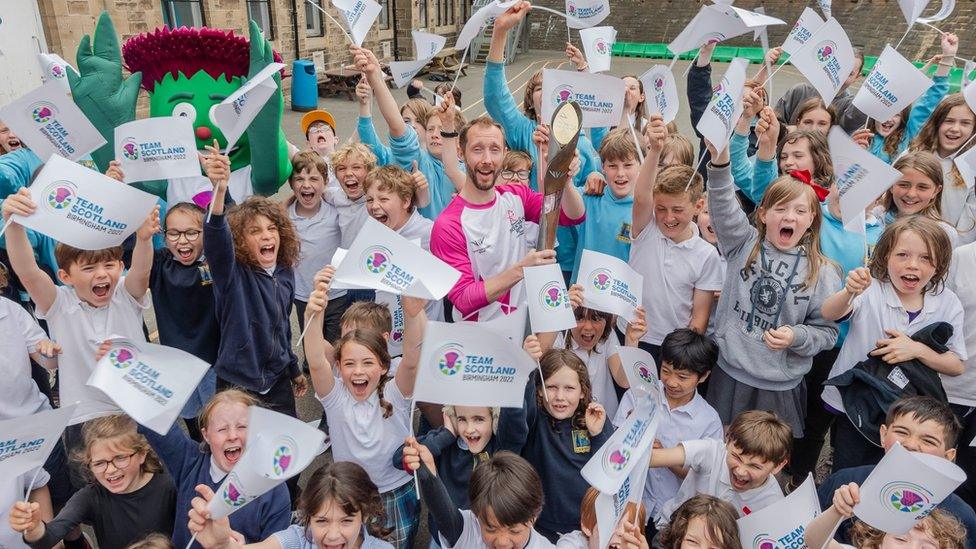 Fencer Keith Cook with pupils at Edinburgh's Gaelic primary school, Bun-sgoil Taobh na Pàirce