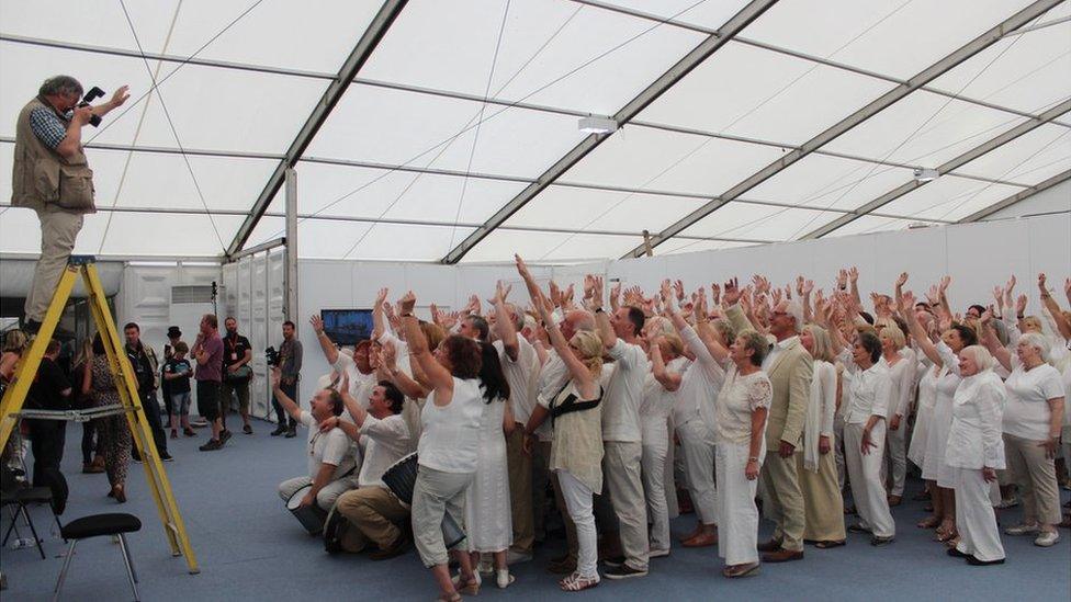 Cipiodd aelodau niferus Clwb Canu Cas-gwent galonnau'r dorf gyda'u perfformiad brwdfrydig ar brif lwyfan yr Eisteddfod // Eisteddfod newcomers Chepstow Community Choir stole the show with their rousing repertoire on the main stage