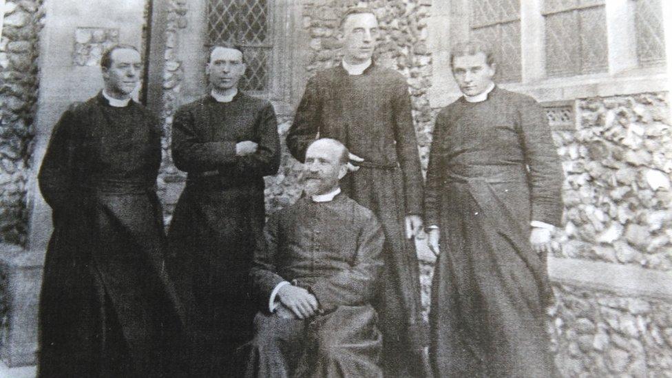 Samuel Leighton Green (right), Rev Charles Lanchester (second left), Rev D W Mountford (seated), two unknown men