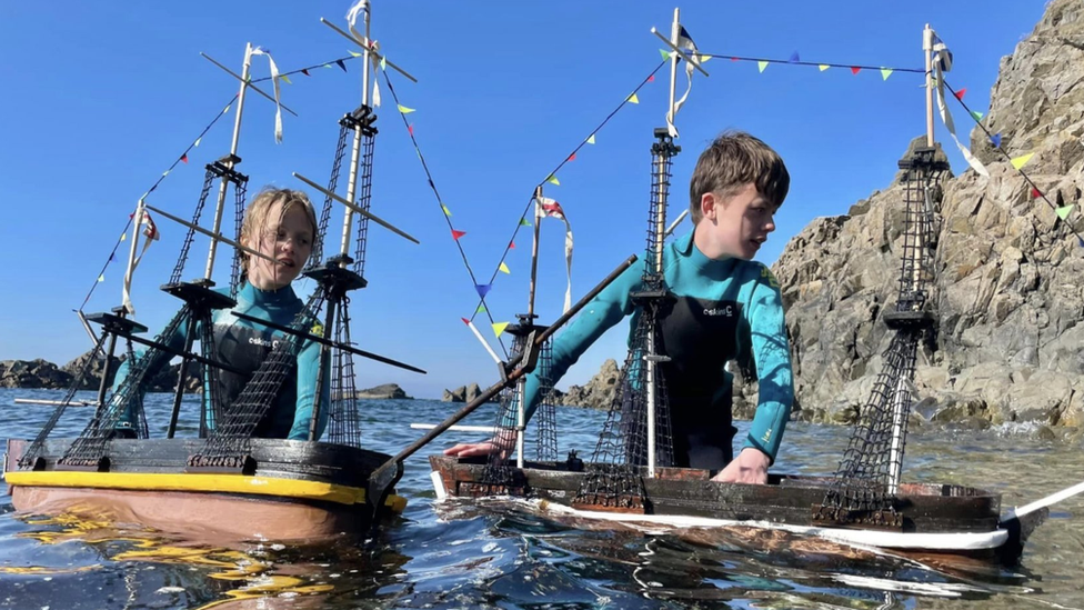 Ollie and his brother Harry who built replica boats to circumnavigate Antarctica.