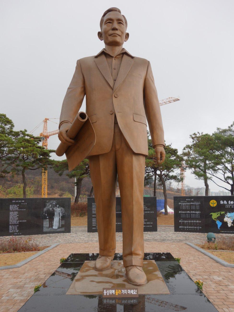 Picture of Park Chung-hee's statue