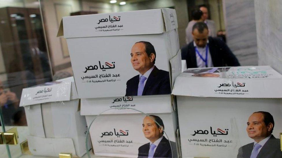 President Abdul Fattah al-Sisi's campaign members count boxes containing his candidacy papers at the electoral commission in Cairo, Egypt. Photo: 24 January 2018