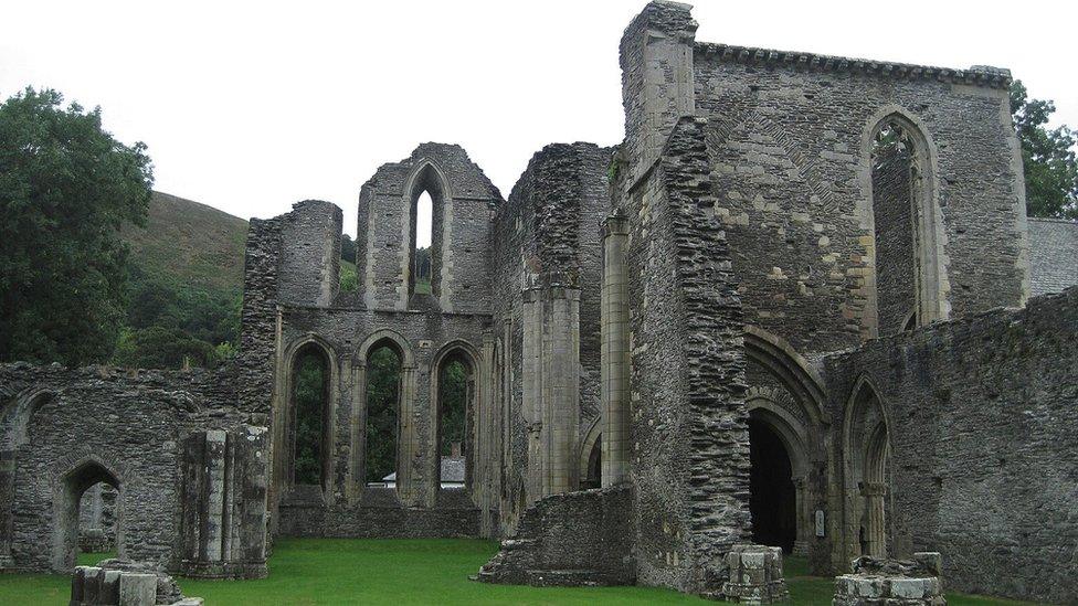 Abaty Glyn-y-groes ar gyrion Llangollen