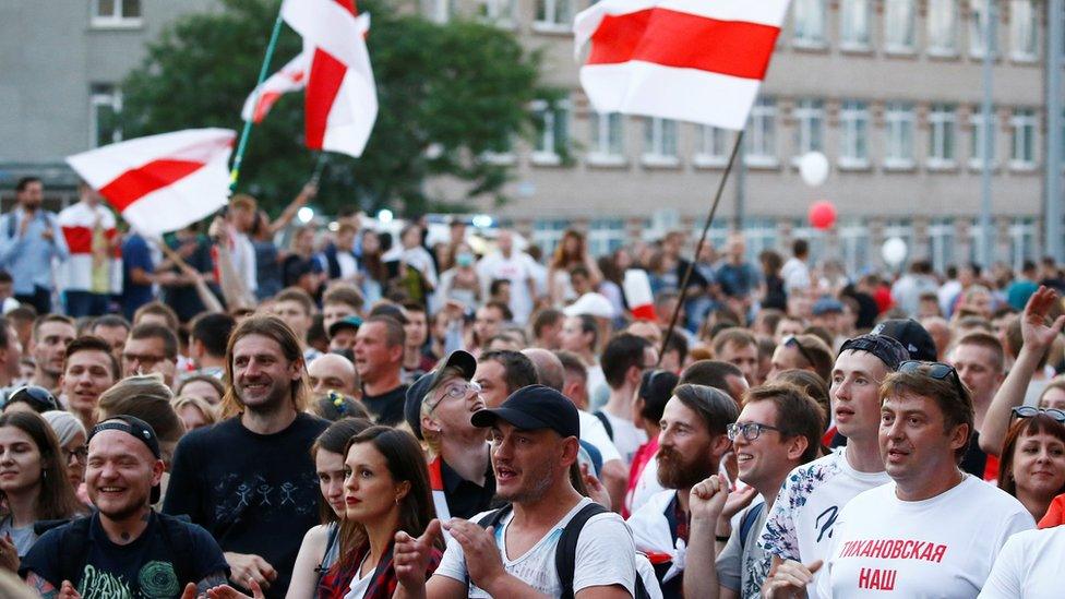 People take part in a rally to protest against presidential election results and demand from state-run media objective reporting on the situation in the country, outside the building of Belarusian National State TV and Radio Company in Minsk, Belarus August 15, 2020