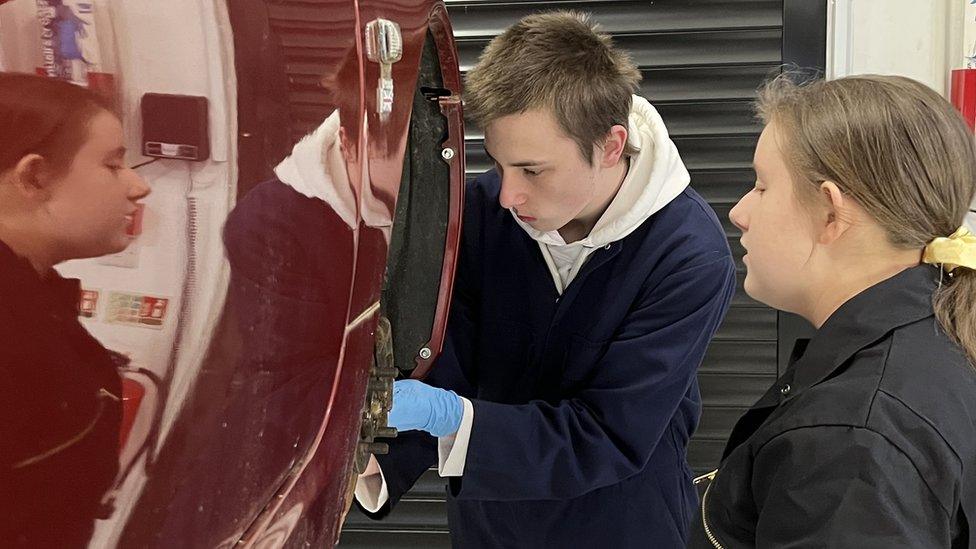 Mechanic course student