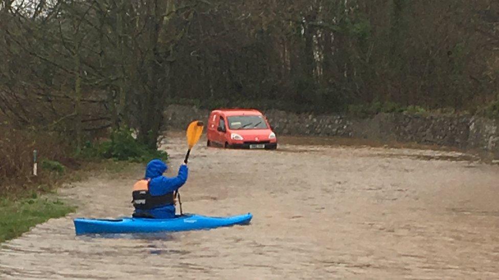 Llifogydd ar y B5109 rhwng Biwmares a Llangoed