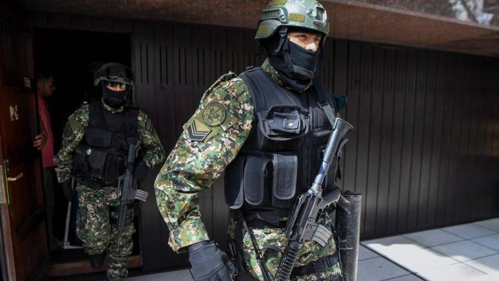 Members of the Gendarmerie leave the residence of former Kirchner administration's Minister of Planning and Public Investment and current legislator Julio De Vido without detaining him, in Buenos Aires on October 25, 2017