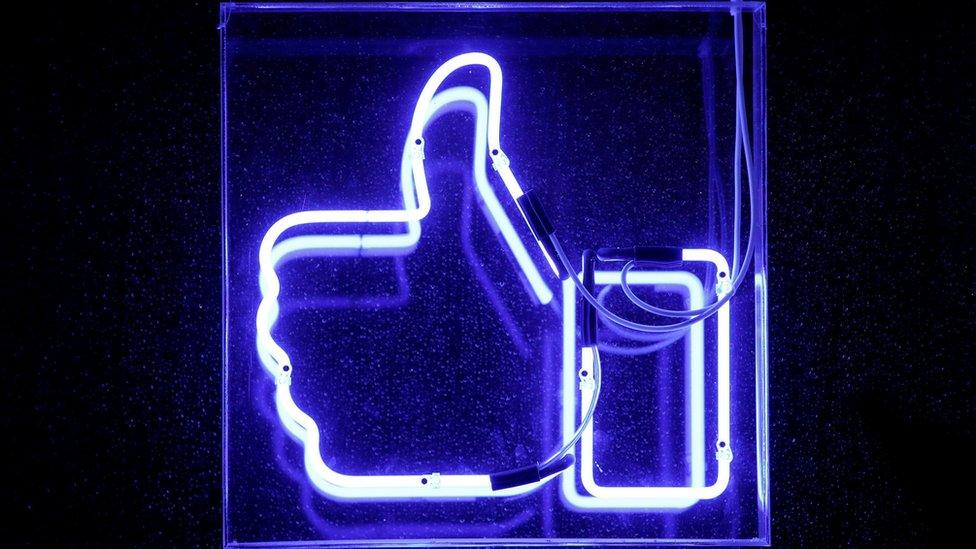 Facebook thumbs up logo