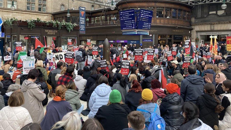 Sit down protest, Glasgow Central