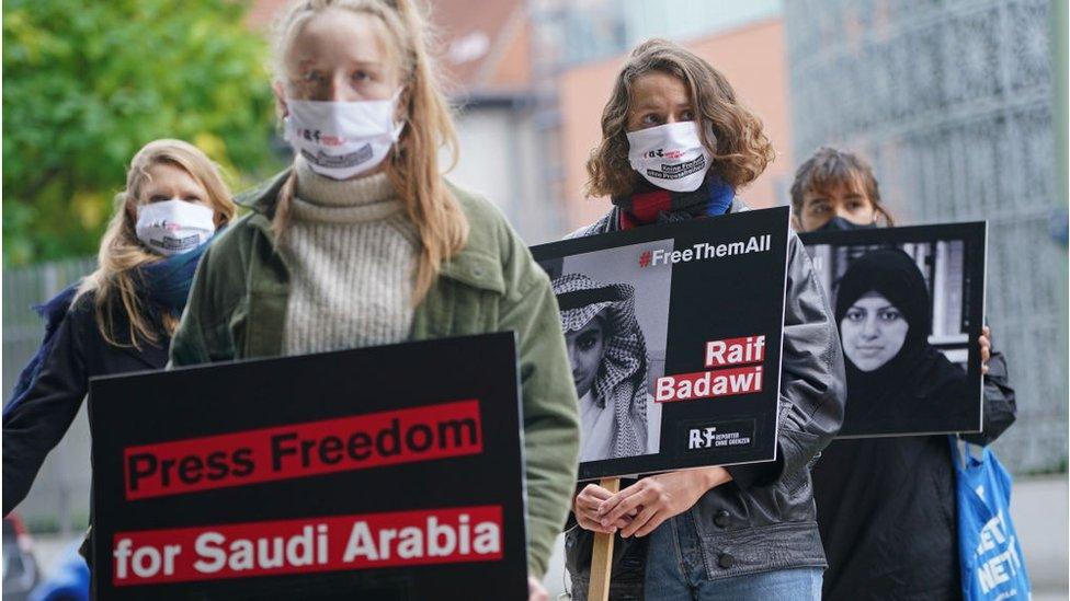 Supporters of Reporters Without Borders hold protest outside Saudi Arabian embassy in Berlin (02/10/20)