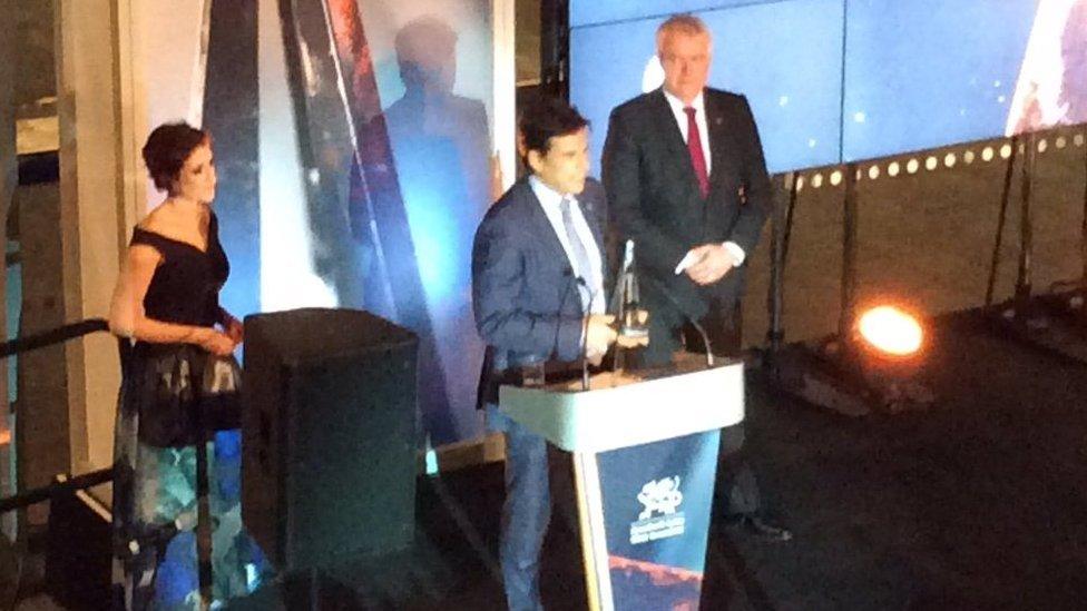 Rheolwr tîm pêl-droed Cymru, Chris Coleman yn derbyn ei wobr