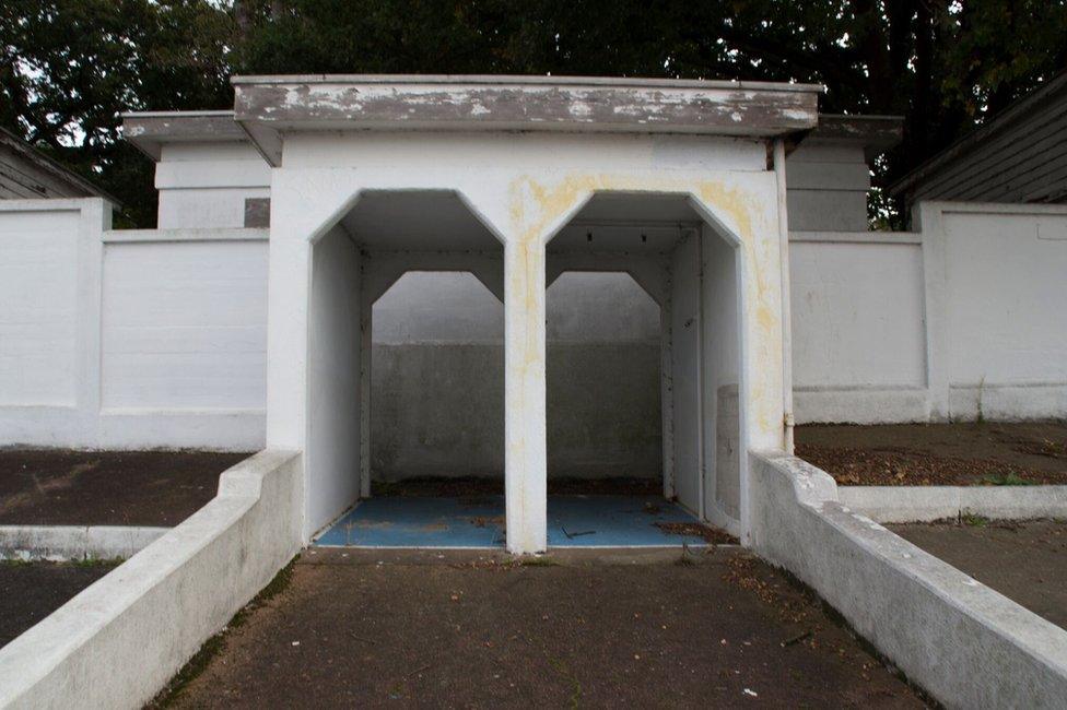 This is the rinse-showers as you come out of the changing rooms to the pool