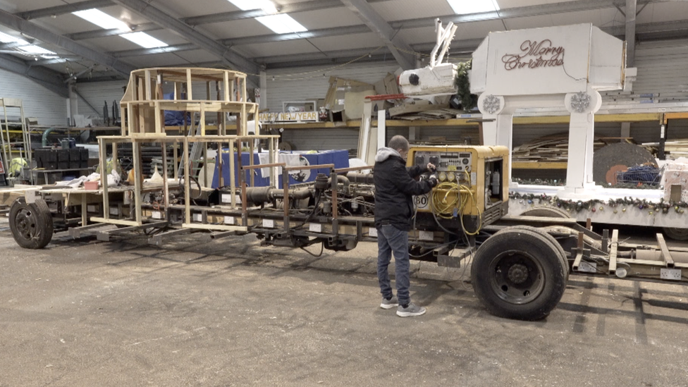 Steven Ahearne fixing battle float