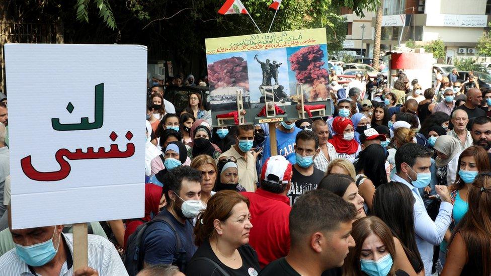 Families of the victims of last year's Beirut port explosion protest against the suspension of the investigation into the disaster, outside the Palace of Justice (29 September 2021)