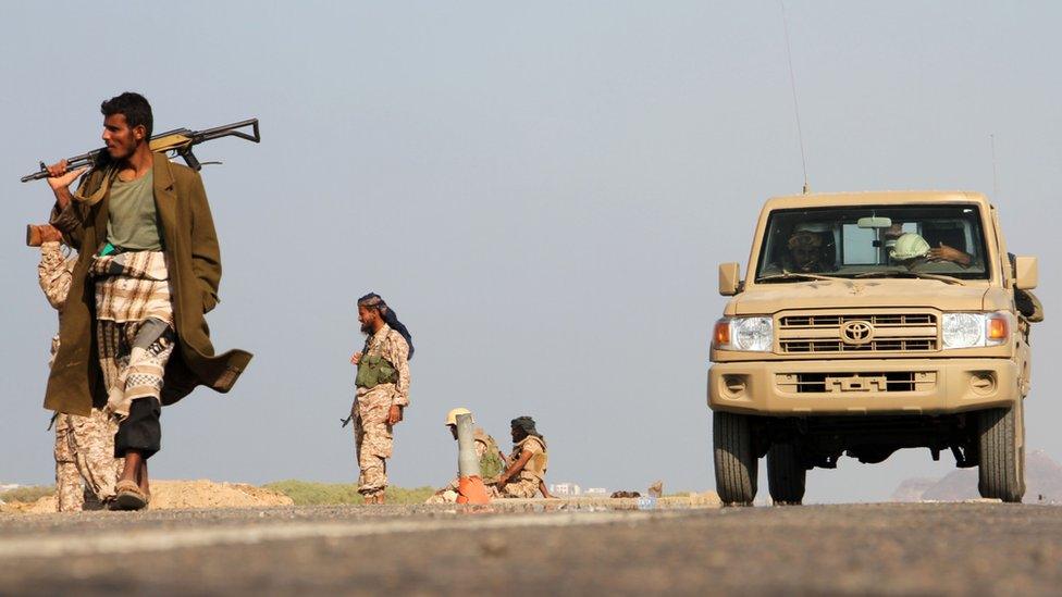 Yemeni pro-government forces patrol during clashes against Shiite rebels in Yemen's western Dhubab district, 9 January 2017