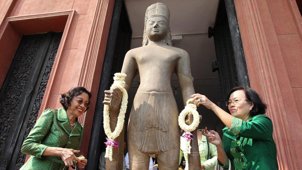 Cambodian women lay flowers on the Harihara Statue during a ceremony at the National Museum in Phnom Penh, Cambodia, 21 January 2016