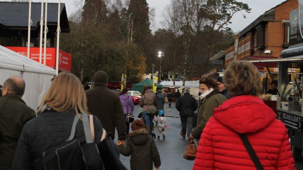 Mae hi'n fore oer ond mae 'na brysurdeb mawr yn barod ar faes y Sioe