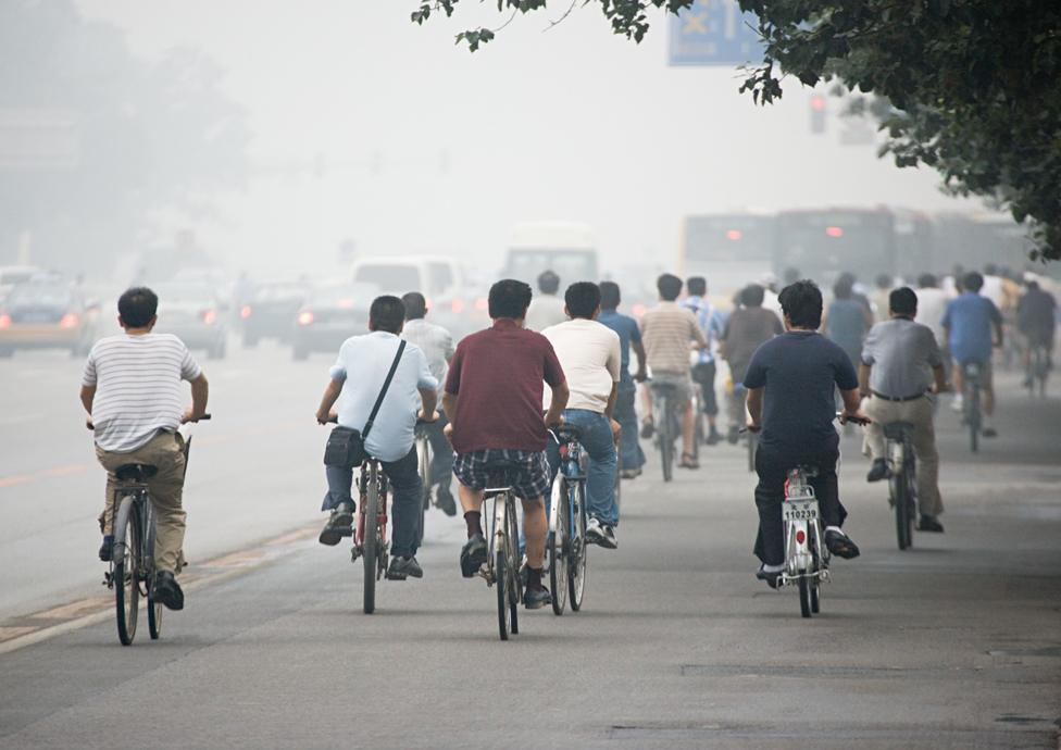 Cyclists travel in the smog, Beijing