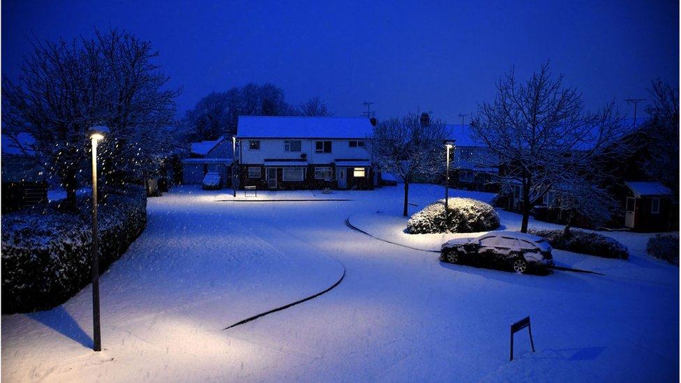 Mae Sion Jones wedi llwyddo i ddal eira Abergele'n goleuo'r tywyllwch