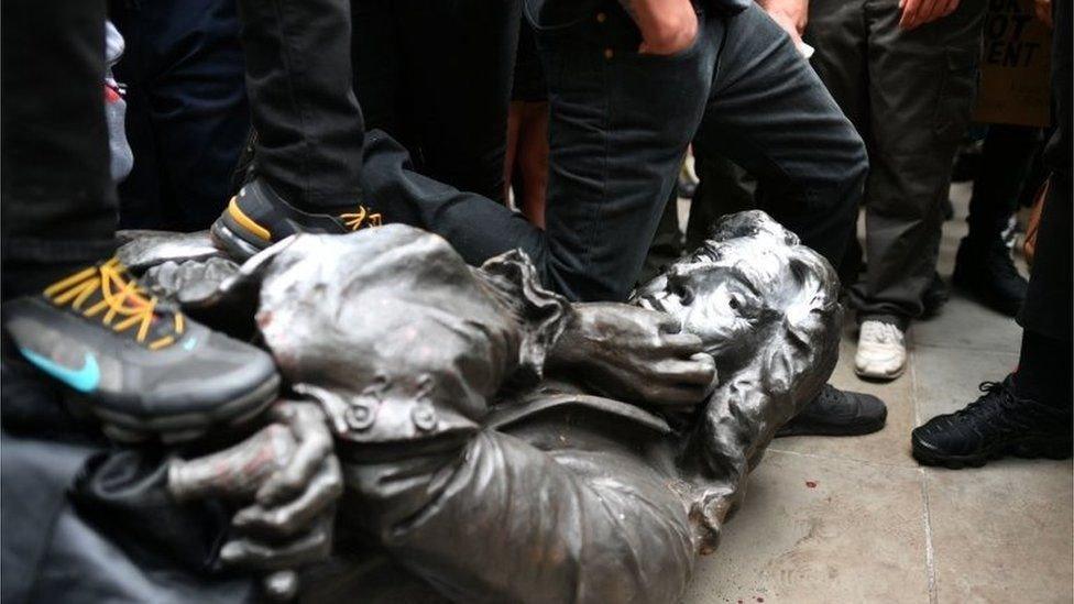 Crowds stamped on the statue after it was removed