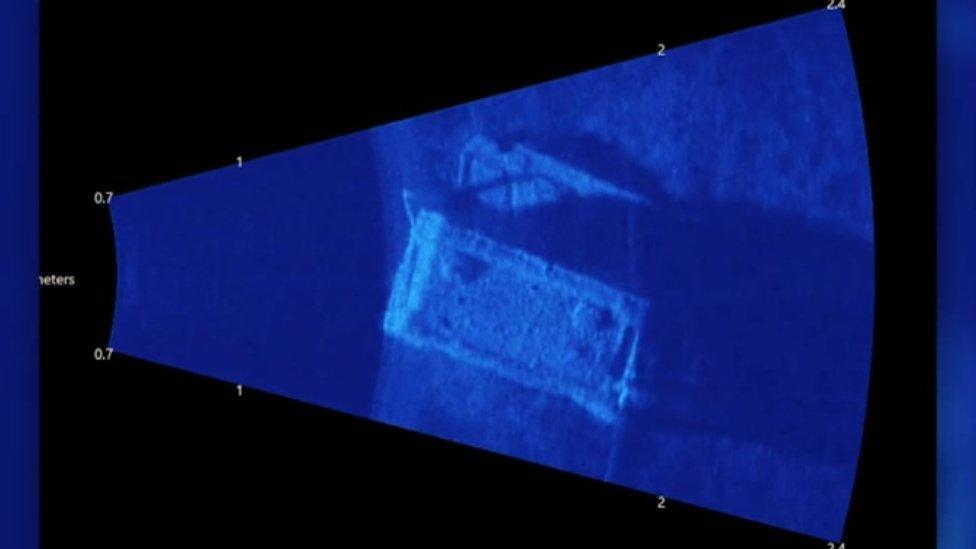 Sonar image of a crate