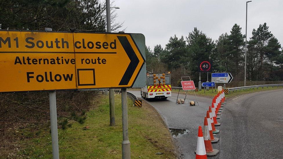 Diversion sign at M1