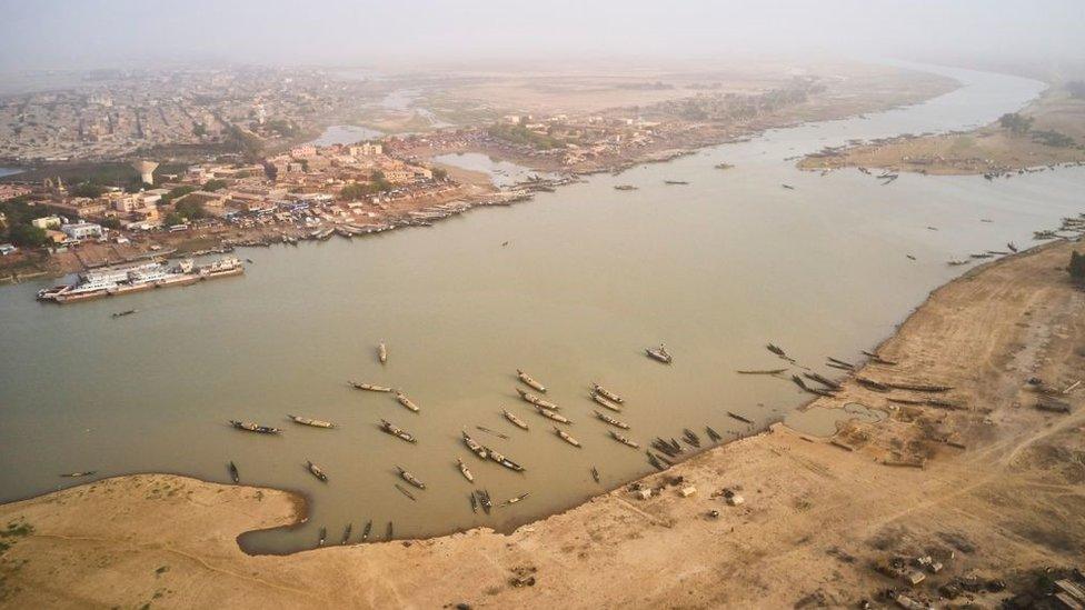 An aerial view shows the port of Mopti on March 16, 2021. - Situated In the Inner Niger Delta region of Mali, Mopti lies between the confluence of Bani river and Niger river and represents one of the main ports and gateway in central Mali.