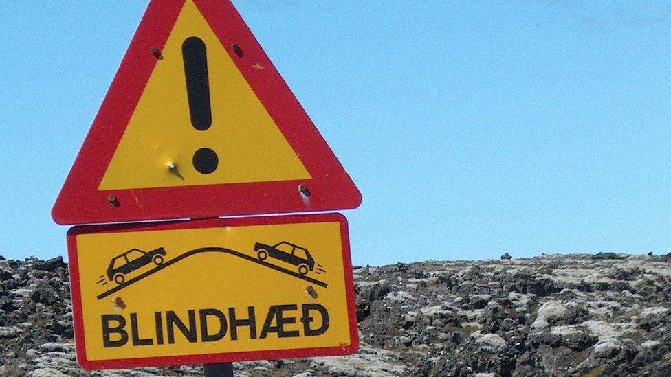 An Icelandic road sign marking a blind rise