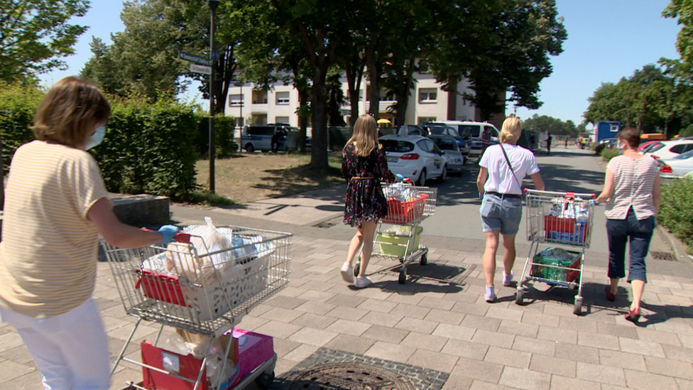 Volunteers deliver food to quarantined workers