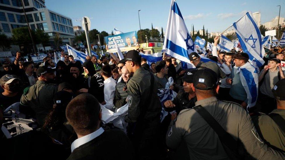 police separate pro and anti-reforms protesters