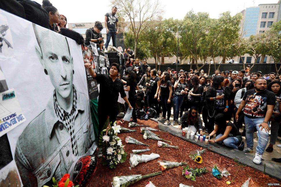 Tributes to Chester Bennington in Mexico City