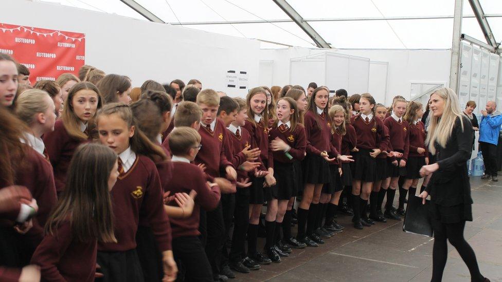 Côr Ysgol Dyffryn Conwy yn paratoi i fynd ar y llwyfan // Ysgol Dyffryn Conwy choirs ready to take the stage