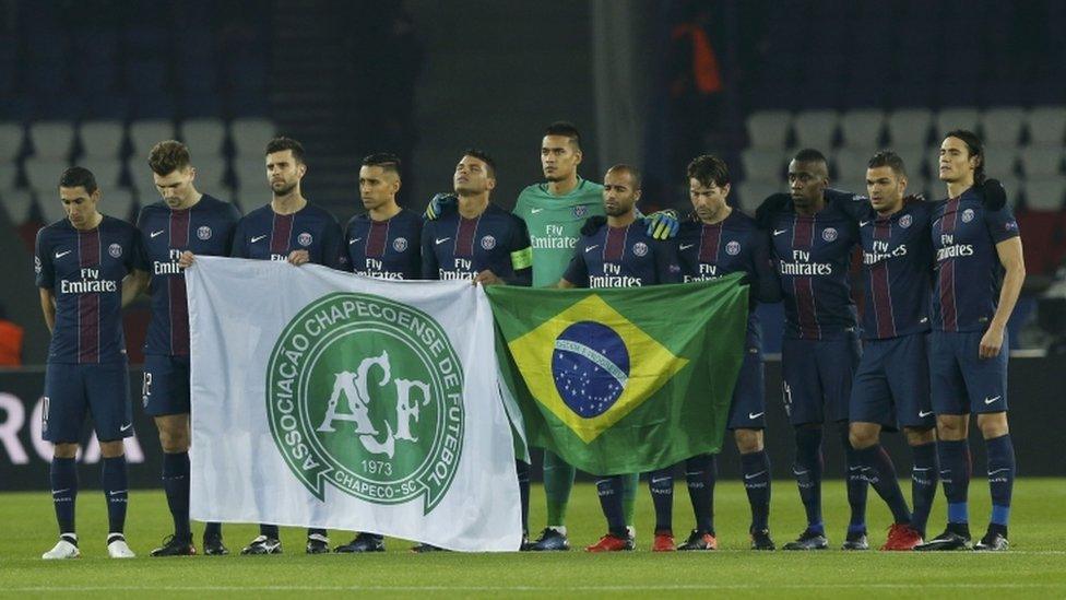 PSG players play tribute to Chapecoense before their match against Ludogorets at the Parc des Princes