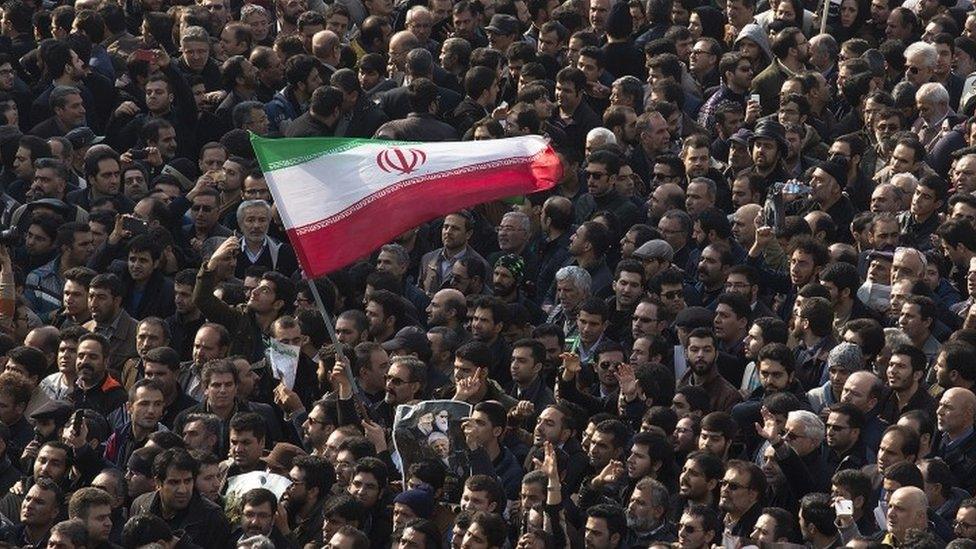 Mourners attend the funeral of former Iranian President Akbar Hashemi Rafsanjani (10 January 2016)